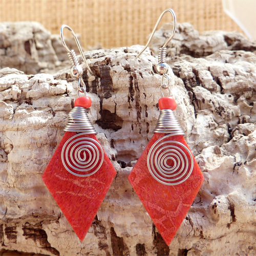 Boucles d'oreilles originales losanges en corail rouge naturel artisanat de Bali