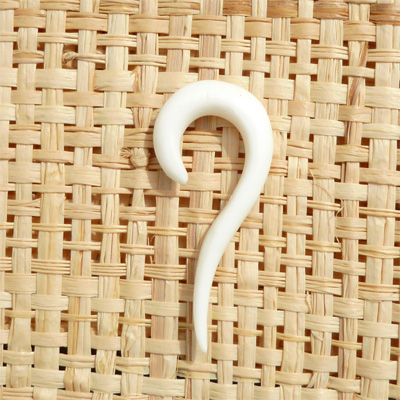 Écarteur oreille blanc en os forme allongée 4 millimtres artisanat de Bali